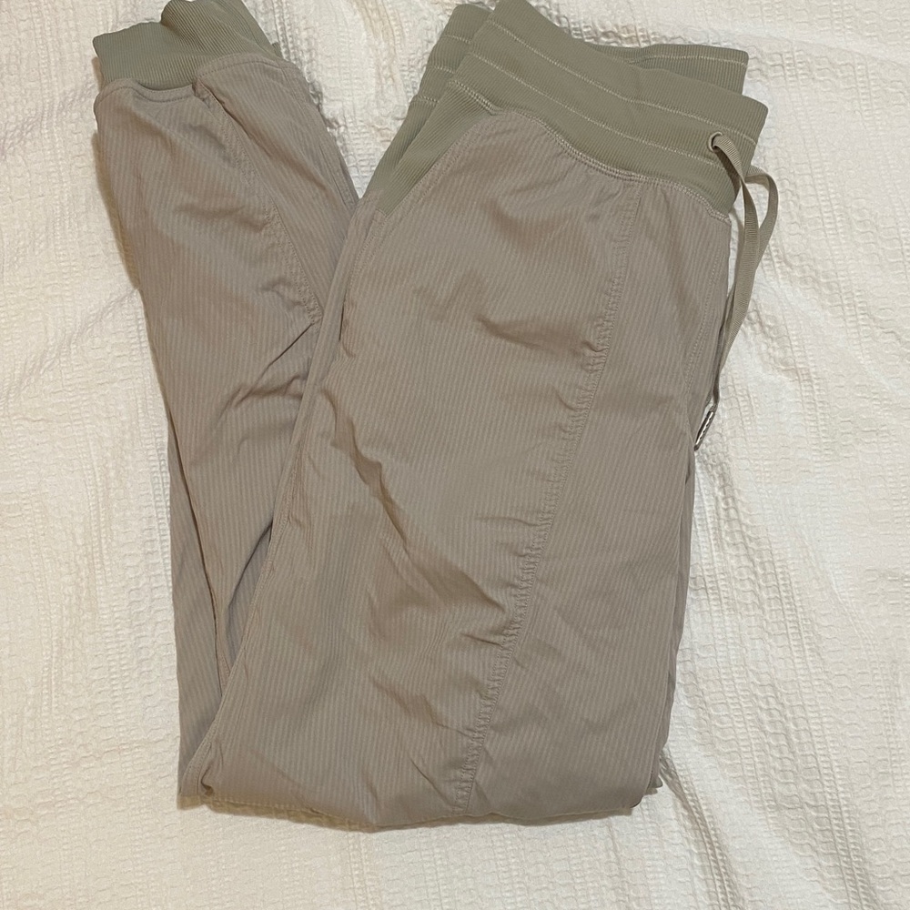 NWOT TAN LULULEMON JOGGERS